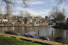 909616 Gezicht op de Stadsbuitengracht te Utrecht, vanaf de Weerdsingel W.Z., met links de Bemuurde Weerd O.Z.